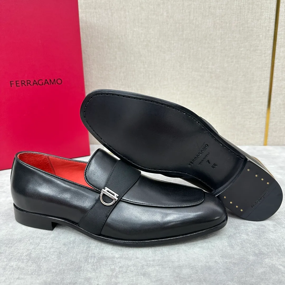 [Ferragamo] Top P: 960💰 Number of yards: 39~44 (38.45.46. Custom-made, non-refundable) Ferragamo** counters synchronize new models of men's loafers that can be worn casually or formally. The classic shape embodies the fashionable charm of formal wear, and the newly designed proportions are more modern. These loafers are made of imported open-edge beaded cowhide/fine calfskin/cow suede material. The upper is decorated with webbing, and the side is privately molded with silver Gancini buckles. The double stitching details add to the fashionable charm. Adopting a special "Original" structure and going through multiple processes, the soles are almost entirely handmade. Unique processing technology demonstrates exquisite craftsmanship. The original privately modeled genuine leather outsole is paired with a personalized rubber backing. It is comfortable, non-slip and wear-resistant. It can be worn as a slip-on. Exquisite hand-stitching. The workmanship is as fine as that of a store. The original color calfskin lining is sweat-absorbent, anti-odor, comfortable and breathable. The heel is also decorated with a rubber patch to perfectly improve the grip performance.